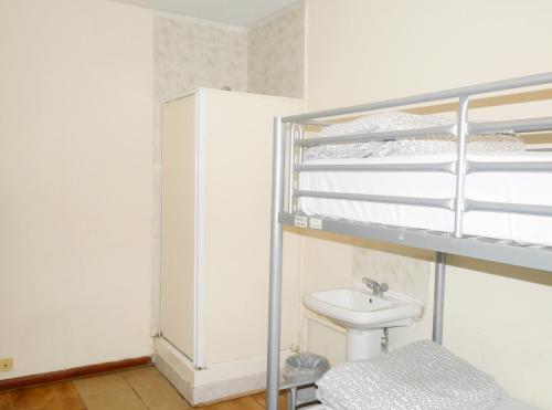 a bathroom with a bunk bed and a sink at Kensal Green Backpackers 2 in London