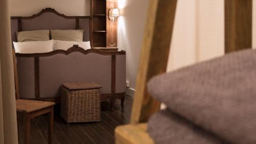 a bedroom with a bed and a chair and a mirror at Villa Grand Maur in Spa