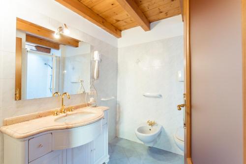 ein Bad mit einem Waschbecken und einem WC in der Unterkunft La Piccola Matilde in Desenzano del Garda