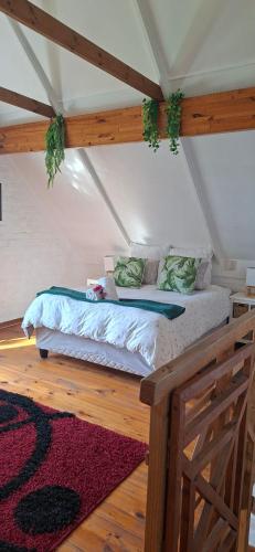 a bedroom with a bed in a attic at White lily in Montagu