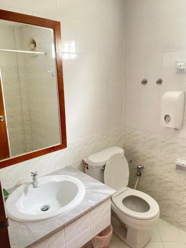 a bathroom with a toilet and a sink at โรงแรมสยามบูทีค บุรีรัมย์ in Buriram