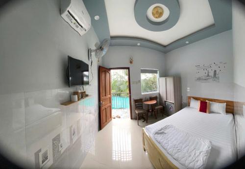 a bedroom with a bed and a bathroom with a tub at Homestay canthoriver in Ấp Bình Lạc