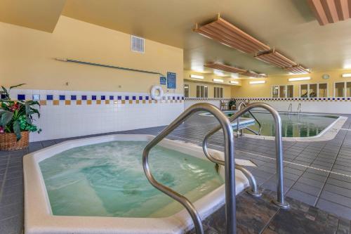 a jacuzzi tub in a hospital room at Comfort Inn Fort Collins North in Fort Collins
