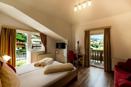 Postel nebo postele na pokoji v ubytování "Quality Hosts Arlberg" Hotel-Gasthof Freisleben