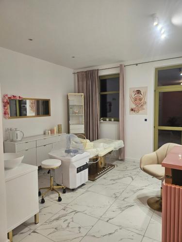 a hospital room with a hospital bed in a room at Cisza nad Kalwą in Pasym