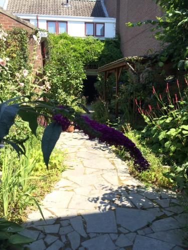 Taman di luar Gastenverblijf Door de Poort