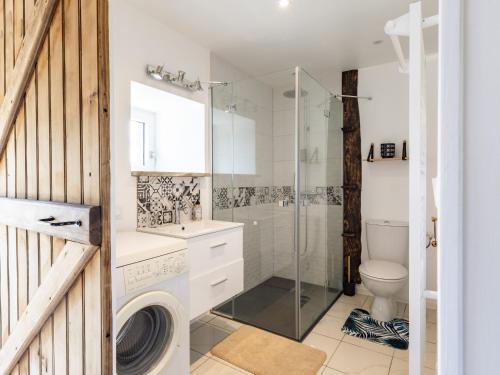 a bathroom with a shower toilet and a sink at Maison Vintage de Kerlipot in Ploubezre