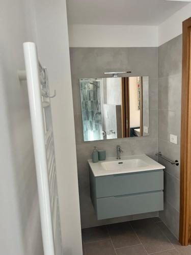 a bathroom with a sink and a mirror at Quercia al Fiume in Ragogna