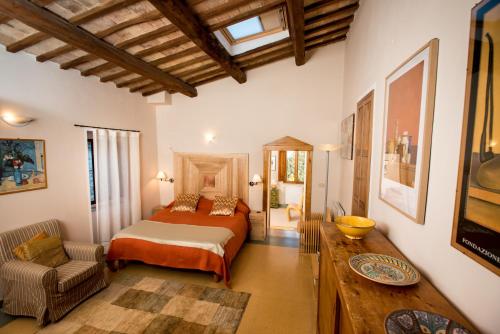 ein Schlafzimmer mit einem Bett und einem Stuhl in einem Zimmer in der Unterkunft La Torretta Historical Home in Casperia