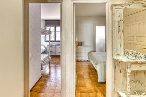 a hallway with a mirror and a bedroom at Amarres con Piscina in L'Escala