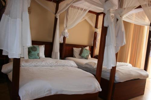Кровать или кровати в номере Ryan's Bay Hotel