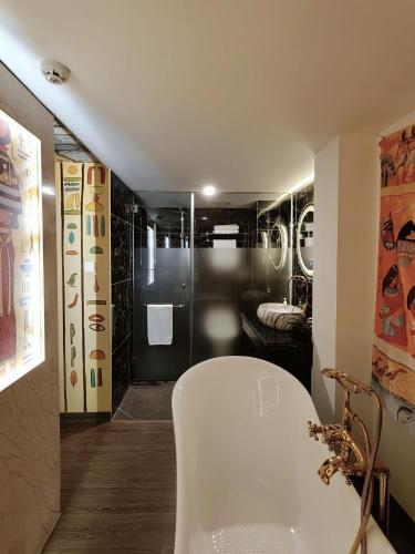 a bathroom with a white tub and a shower at Min Boutique Hotel in Hà Ðông