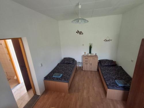 a room with two beds in a room at Benkovac sobe in Benkovac