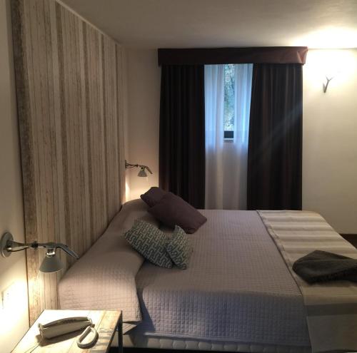a bedroom with a large bed with a window at Relais Villa D'Assio in Labro Rieti