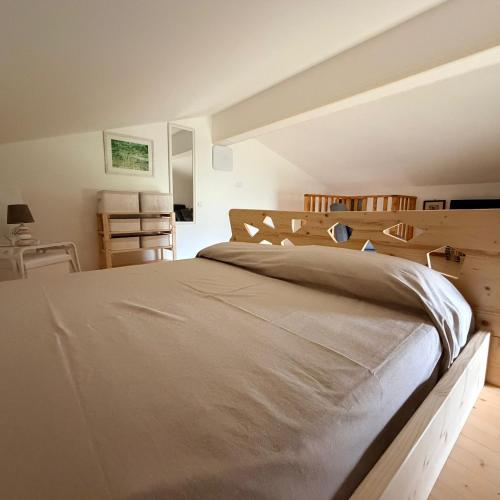 a bedroom with a large bed in a room at Ca Lovisotto in Prepotto