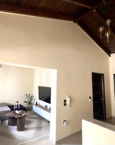 TheraLiving - Boutique Apartment with Balcony