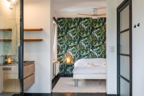 a bedroom with a large green wall at Amazing villa for 8 in Bredene in Bredene