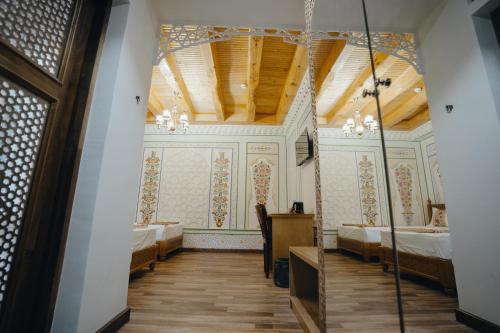 a room with aasteryasteryasteryasteryasteryasteryasteryasteryasteryasteryasteryastery at Imranbek Boutique Hotel in Bukhara