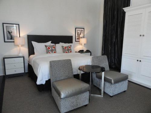 A bed or beds in a room at Melrose Mansion Suites