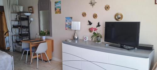 Appartement 35m2 vue de 3,50m sur mer avec balcon ouvert comme à l'hotel vous arrivez avec valises Parking et fibre gratuits draps et serviettes sur place