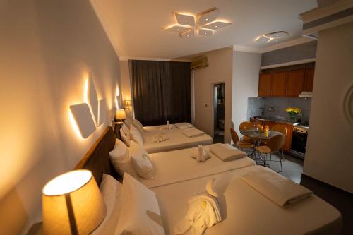 a hotel room with two beds and a kitchen at Apartman 4B H Pozarevac in Požarevac