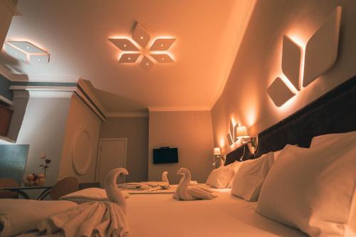 a hotel room with two swans on a bed at Apartman 4B H Pozarevac in Požarevac
