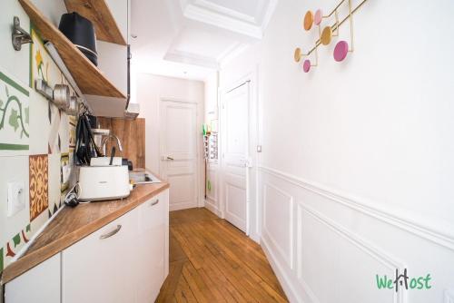 Appart parisien avec balcon – Montmartre