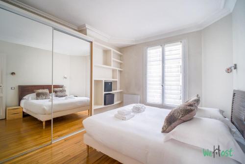 Appart parisien avec balcon – Montmartre