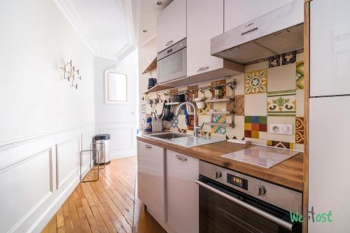 Appart parisien avec balcon – Montmartre