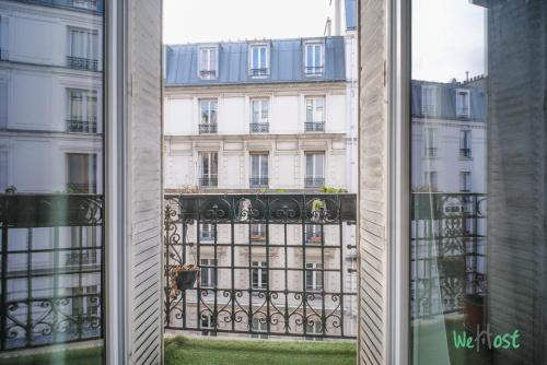 Appart parisien avec balcon – Montmartre
