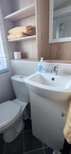 a bathroom with a white toilet and a sink at Billing Aquadrome ,2 bedrooms, Royale Poplar KM 12 in Great Billing