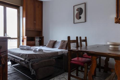 Bilocale con balcone e 5 posti letto vicino metro