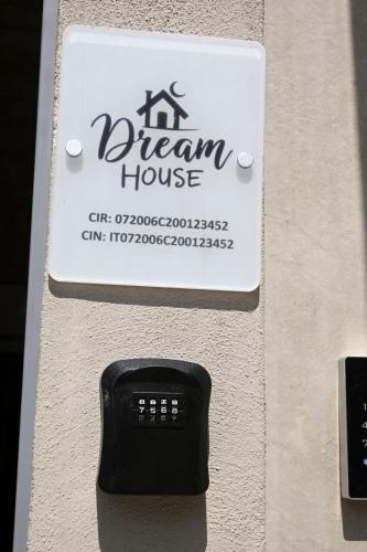 a sign for a dream house on a wall at DreamHouse in Bari