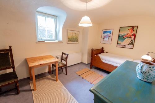 a small room with a bed and a table at Ferienwohnung Ottmanach Schlosshof in Pischeldorf