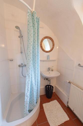 a bathroom with a shower curtain and a sink at Ferienwohnung Ottmanach Schlosshof in Pischeldorf