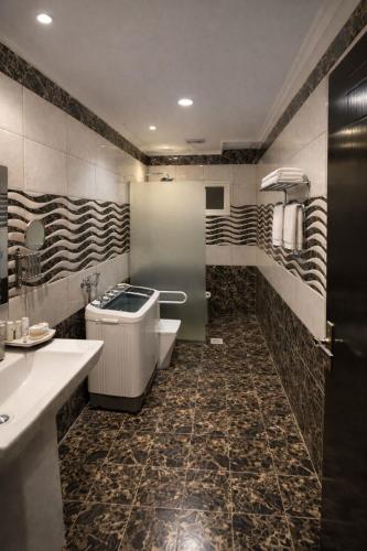 a bathroom with a sink and a toilet in it at شاليهات حديقة الوسام لبيوت العطلات 1 in Taif