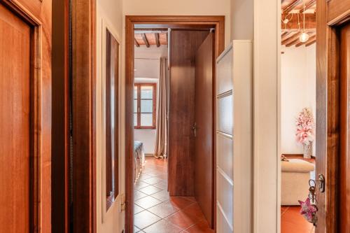 a hallway with a door leading to a room at Casa Ilaria Vicopisano in Vicopisano