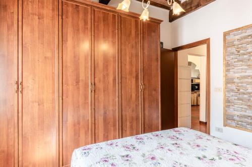 a bedroom with wooden cabinets and a bed at Casa Ilaria Vicopisano in Vicopisano