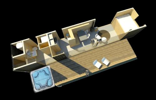 a model of a small yacht with a bedroom at Outdoors Holten - Cabin Skydeck in Holten