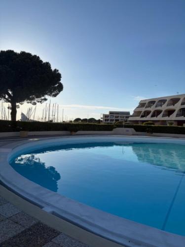 Appartement lumineux avec terrasse, vue port, Port-Camargue