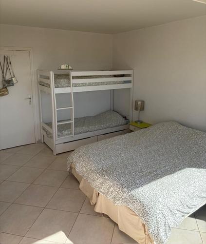 Appartement lumineux avec terrasse, vue port, Port-Camargue