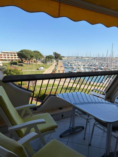 Appartement lumineux avec terrasse, vue port, Port-Camargue