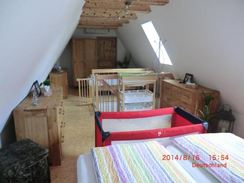 Zimmer im Dachgeschoss mit einer Treppe mit Stühlen und Tischen in der Unterkunft Sandra's Ferienoase in Schwaig bei Nürnberg
