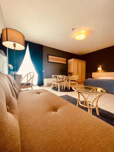 un soggiorno con divano, tavolo e sedie di River Park Hotel ad Ameglia