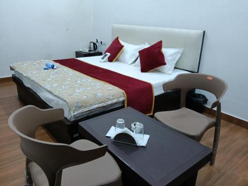 a hotel room with a bed and a table and chairs at galaxy hotel jobner in Jobner