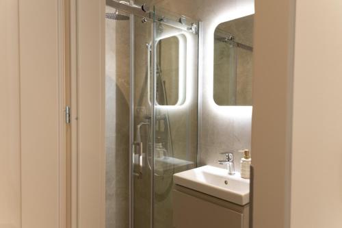a bathroom with a shower and a sink at Starowiejska Residence 1860 in Miejsce Piastowe