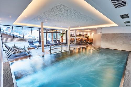 - une piscine au milieu d'une maison dans l'établissement Hotel Wagrainerhof, à Wagrain