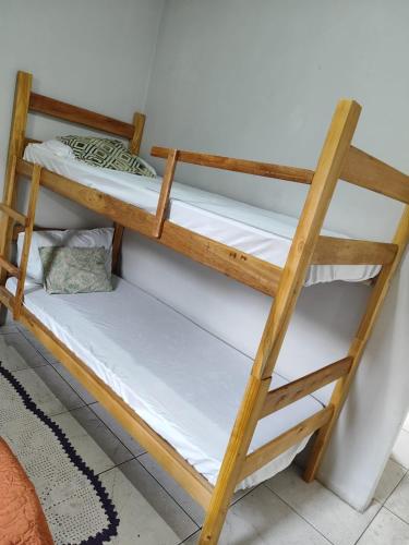 a pair of bunk beds in a room at Kitnet quarto e cozinha ha 3min da Unifesp in São Paulo