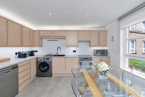 Spacious 4BR City Centre Apartment w/ Free Parking photo 32