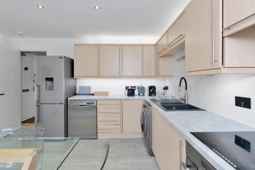 Spacious 4BR City Centre Apartment w/ Free Parking photo 5